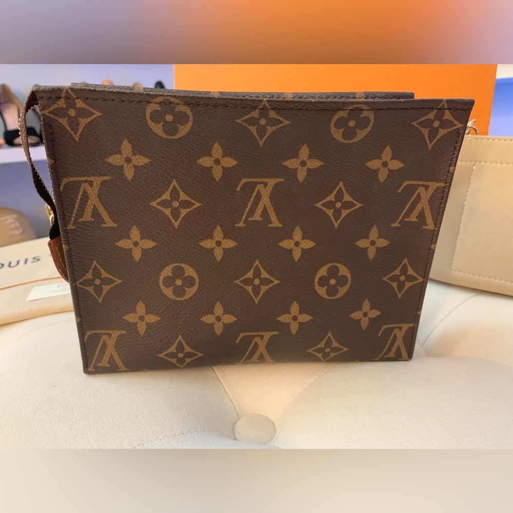 Louis Vuitton Toiletry Pouch 19 - Rare Find and beautiful condition!!